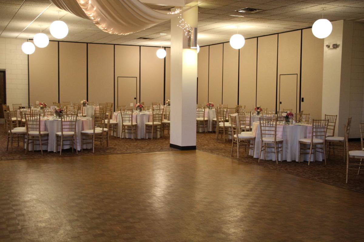 120" Round Solid White Tablecovers On 60" Round Tables